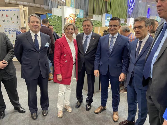 Rosa Quintana y José González con el ministro Planas.