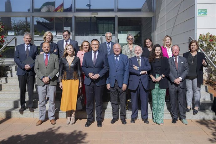 Foto de familia presidida por el consejero de Universidad, Investigación e Innovación, José Carlos Gómez Villamandos, con motivo de las reuniones de trabajo para consensuar el futuro modelo de financiación de las universidades públicas.
