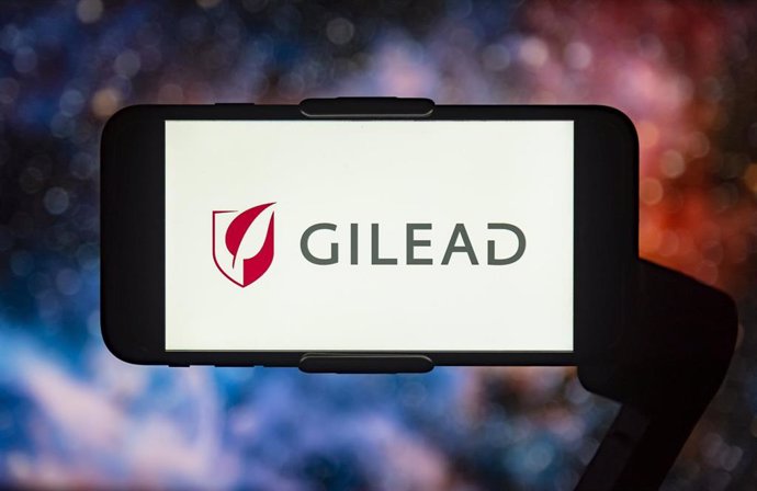 Archivo - Logo de Gilead en un smartphone.