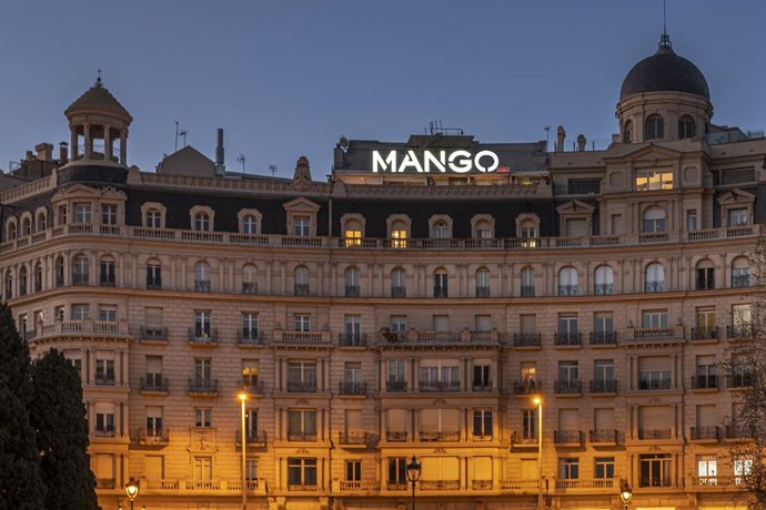 Logotip de Mango a la plaa Francesc Maci de Barcelona