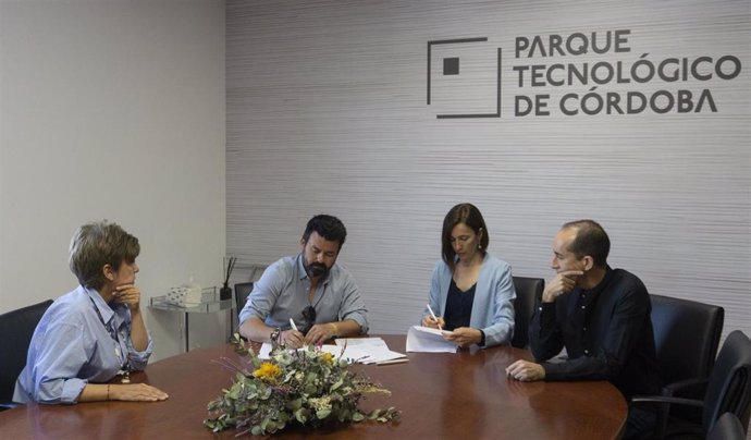 Firma entre el Parque Tecnológico de Córdoba y la empresa Fertinyect.