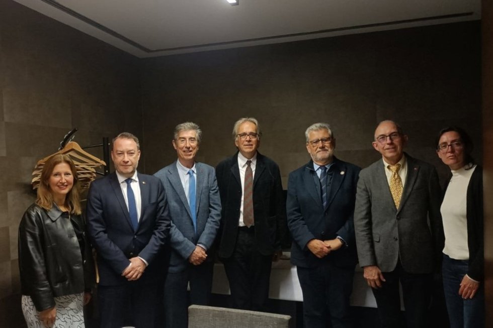 Juan Carlos Ayala, rector de la UR, segundo por la derecha; Joan Subirats, ministro de Universidades, en el centro de la imagen
