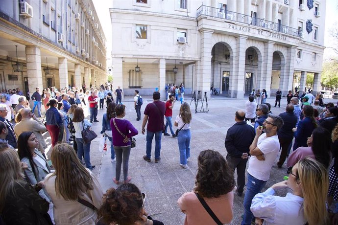 Varios trabajadores de la administración de justicia se concentran en la puerta de la Audiencia Provincial de Sevilla en protesta por las condiciones propuesta por la nueva LOEO en la puerta de los juzgados del Prado de San Sebastián.