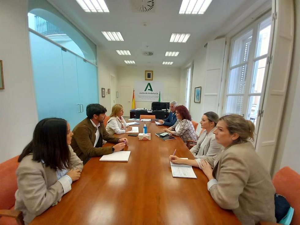 Paredes en la reunión por el CEIP Los Argonautas en Chipiona.
