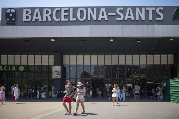 Archivo - Varias personas a las puertas de la estación de Ave Barcelona-Sants, en Barcelona.