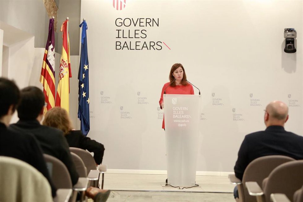 Archivo - La presidenta del Govern, Francina Armengol, comparece en la sala de prensa del Consolat de Mar. Archivo.