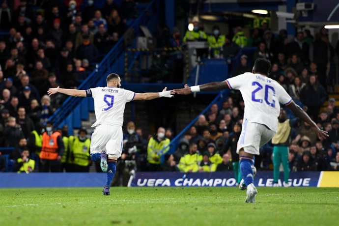 Archivo - Los delanteros del Real Madrid Karim Benzema y Vinicius Júnior celebran un gol del francés en la ida de cuartos de final de la Liga de Campeones 2021-2022 en el Estadio Stamford Bridge..