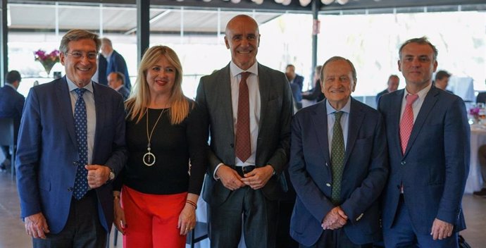 Archivo - Muñoz promete la creación de un Distrito Empresarial para fortalecer a las empresas del Puerto de Sevilla