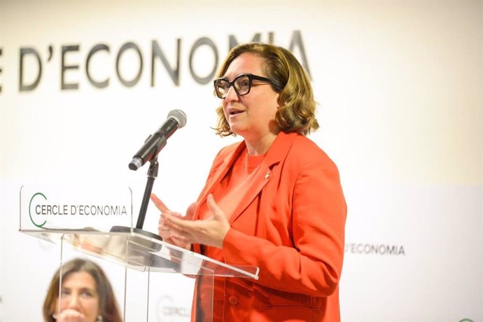 La alcaldesa de Barcelona, Ada Colau, durante su conferencia en el Cercle d'Economia, este lunes 17 de abril de 2023.
