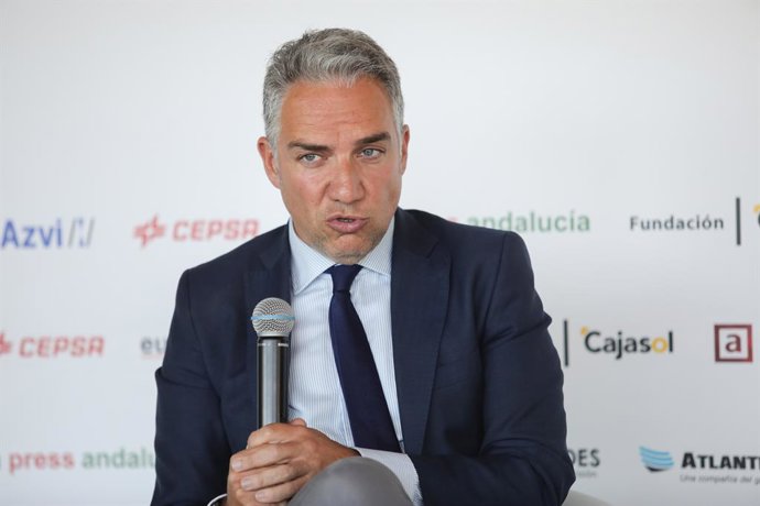 El coordinador del PP en España, Elías Bendodo, durante el turno de preguntas en el encuentro informativo organizado por Europa Press Andalucía (Sevilla) en el Restaurante Abades Triana, a 12 de abril de 2023 en Sevilla (Andalucía, España). El coordinad