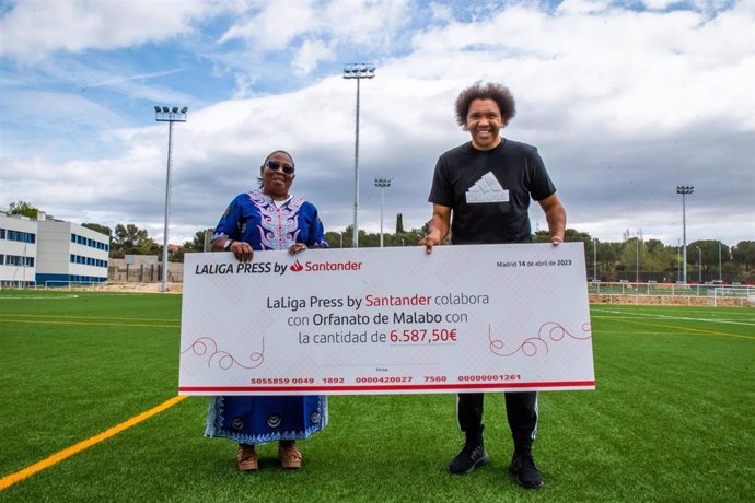 Benjamín Zarandona junto a la Hermana Mari Cruz Sibacha Confianza tras recibir el cheque de LaLiga Press by Santander