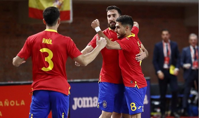 Los jugadores de la selección española de fútbol sala celebran uno de sus goles en uno de los amistosos ante Brasil