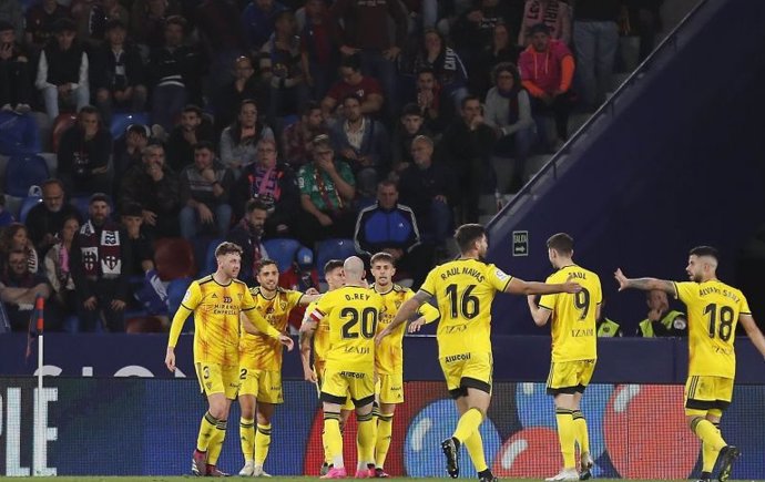 Los jugadores del Mirandés celebran uno de sus goles ante el Levante