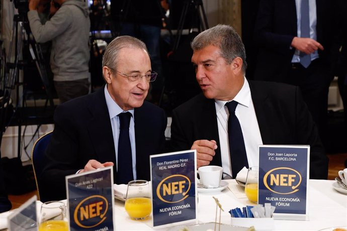 Archivo - Joan Laporta y Florentino Pérez sentados juntos durante un desayuno informativo sobre la Superliga Europea