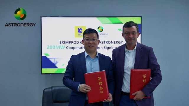 Samuel Zhang (left), CMO at Astronergy, poses for a photo with Mihai Manole (right), CEO of the EXIMPROD GRUP, after signing a 200MW TOPCon module cooperative agreement on April 6.