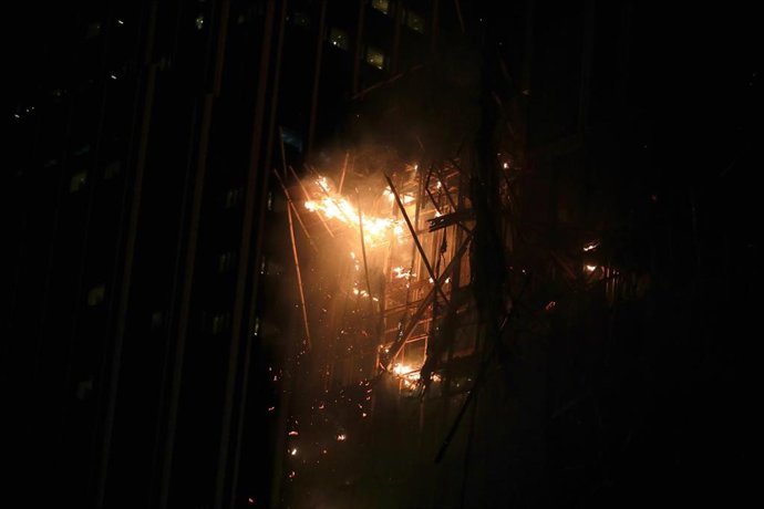 Archivo - Imagen de archivo de un incendio en un edificio en Hong Kong