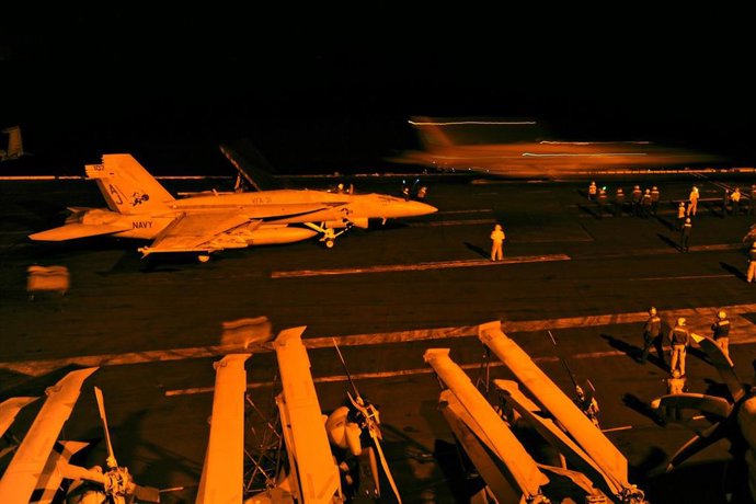 Archivo - Imagen de archivo de un caza estadounidense en una operación nocturna contra objetivos de Estado Islámico