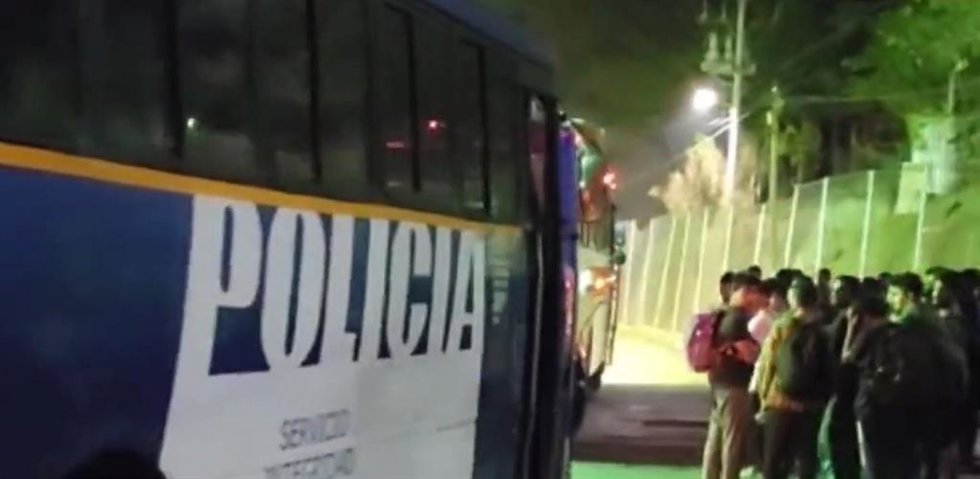 La Policía de Guatemala custodia a migrantes expulsados a Honduras