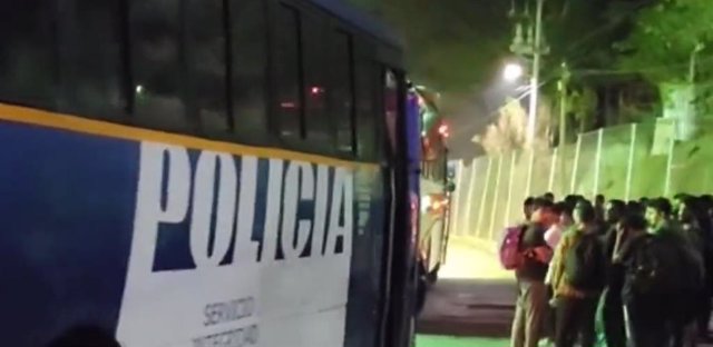 La Policía de Guatemala custodia a migrantes expulsados a Honduras