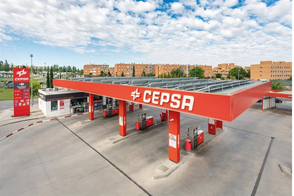 Archivo - Estación de servicio con placas solares.