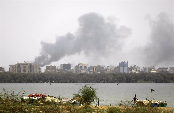 Columnas de humo en la capital de Sudán, Jartum, en el marco de los combates entre el Ejército y las paramilitares Fuerzas de Apoyo Rápido (RSF)