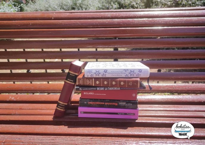 Archivo - Libros en un banco