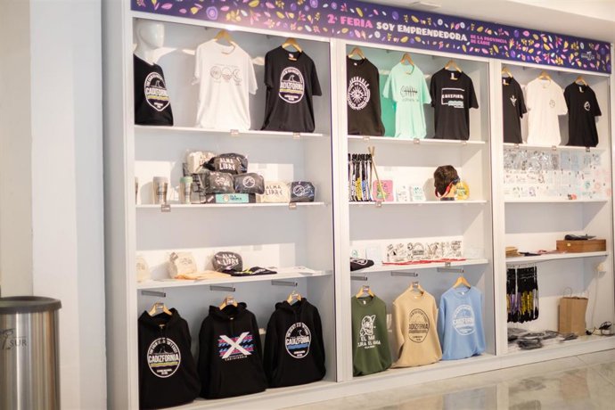 La Feria estará ubicada hasta el próximo 6 de mayo en la Calle Isla del centro comercial Bahía Sur, en el antiguo local de Phone House, en horario de 10,00 a 14,00 horas y de 16,00 a 20,00 horas. En la imagen una muestra de la empresa Devesa Photo.