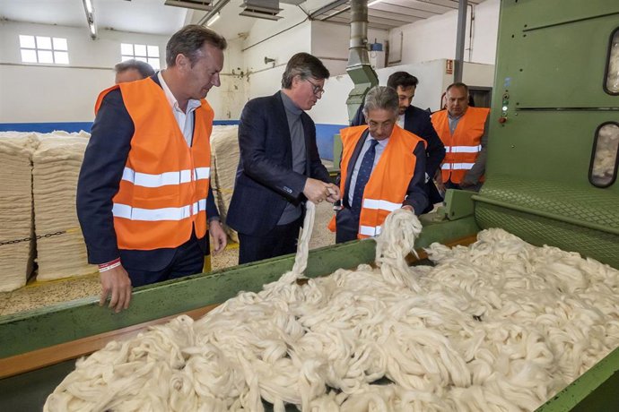 El presidente de Cantabria, Miguel Ángel Revilla, y el consejero de Medio Ambiente, Guillermo Blanco, visitan la Textil Santanderina junto a su presidente, Juan Parés