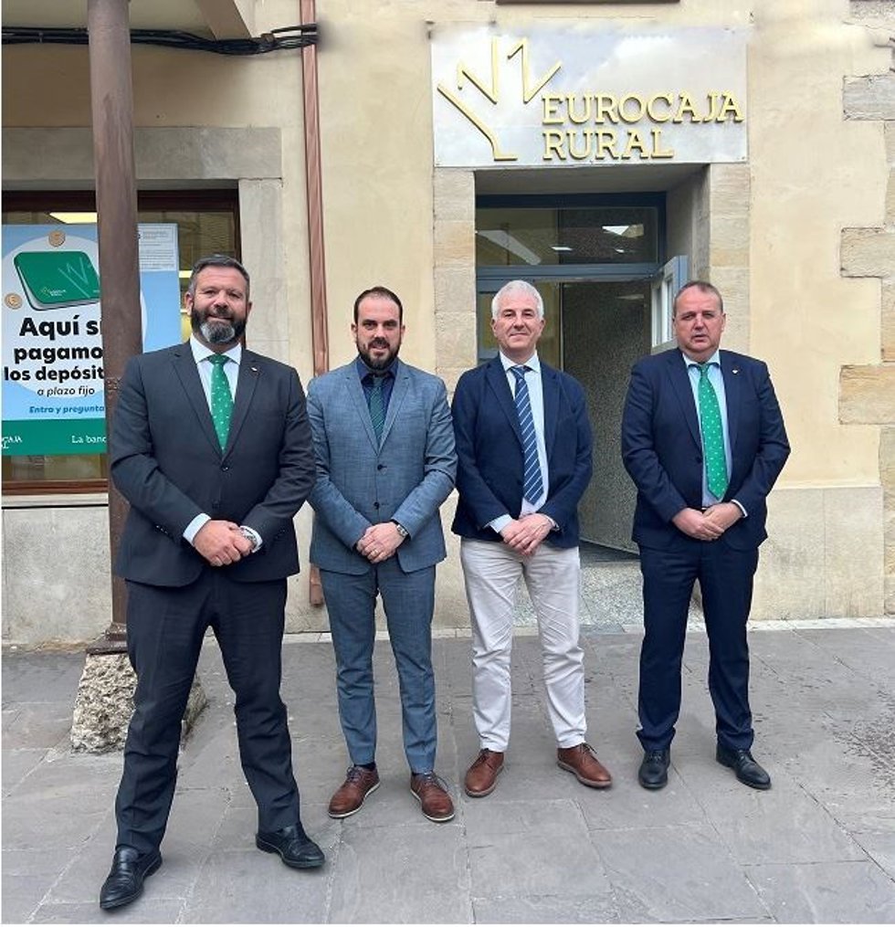 Responsables de Eurocaja Rural en la nueva oficina de Aguilar.