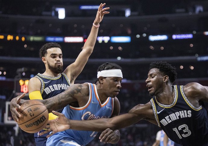 Archivo - 08 January 2022, US, Los Angeles: Memphis Grizzlies players Jaren Jackson Jr. (R) and Tyus Jones (L) defend against Los Angeles Clippers player Eric Bledsoe during the NBA basketball match between Los Angeles Clippers and Memphis Grizzlies at 