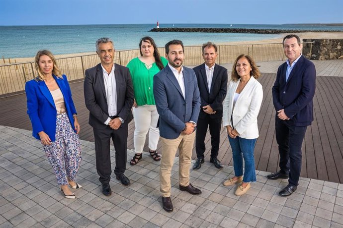Manuel Hernández junto al resto de compañeros que forman la lista del PSOE al Parlamento de Canarias por Fuerteventura y que él encabeza