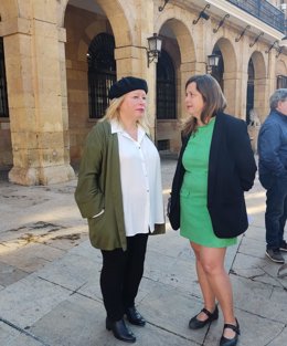 La candidata de Podemos Belén Suárez Prieto y la portavoz de Somos, Ana Taboada en la plaza del Ayuntamiento.