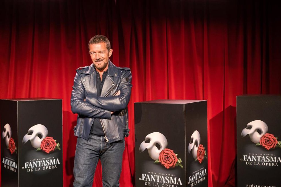 El actor Antonio Banderas posa durante el casting del musical teatral El fantasma de la ópera en el Teatro Pavón, a 21 de marzo de 2023, en Madrid (España). El fantasma de la ópera es el musical más longevo en la cartelera de Broadway y el más repre