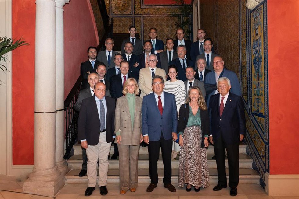 Np Y Foto: Encuentro Con Dña. Cristina Garmendia En El Club De Directivos De Andalucía
