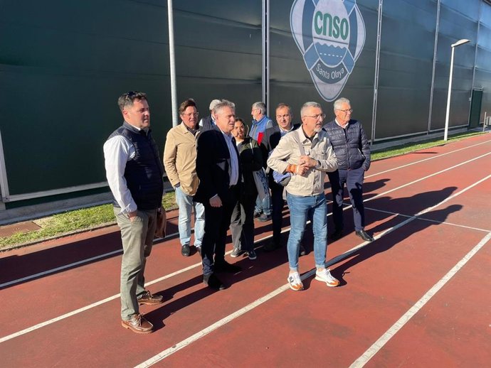 El candidato de Ciudadanos a la Presidencia del Principado de Asturias, Manuel Iñarra, acompañado del cabeza de lista a la Alcaldía gijonesa, José Carlos Fernández Sarasola, visita el Club Natación Santa Olaya, en Gijón