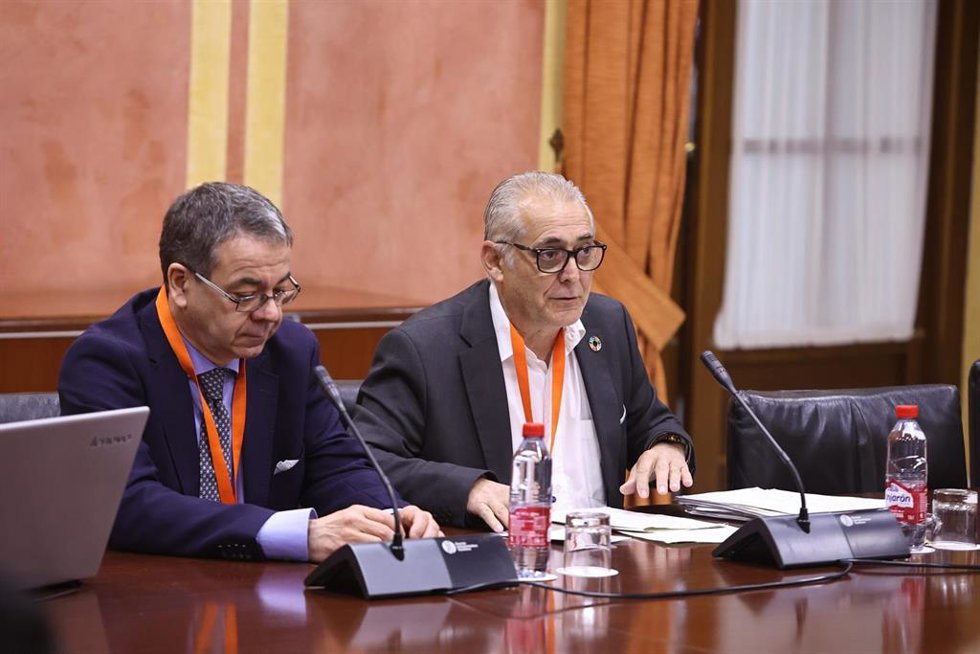 El presidente de la Confederación Hidrográfica del Gualdquivir, Joaquín Páez, a la derecha de la imagen, este martes en su comparecencia en el grupo de trabajo de sequía del Parlamento de Andalucía.