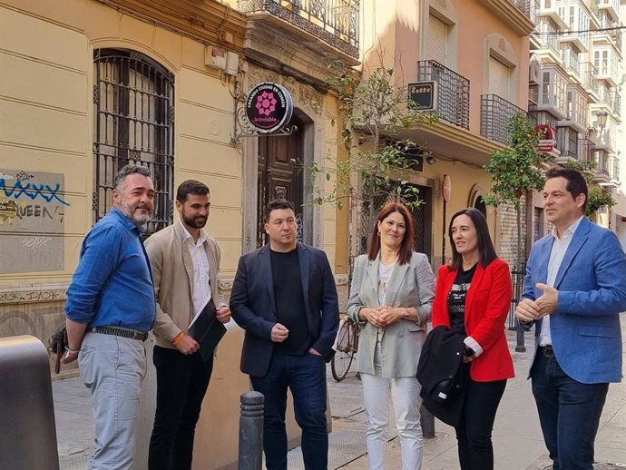 La candidata de CS a la Alcaldía de Málaga, Noelia Losada, y el coordinador de la formación en la provincia, José María Real, en una rueda de prensa acompañados por otros miembros de la candidatura municipal de Málaga