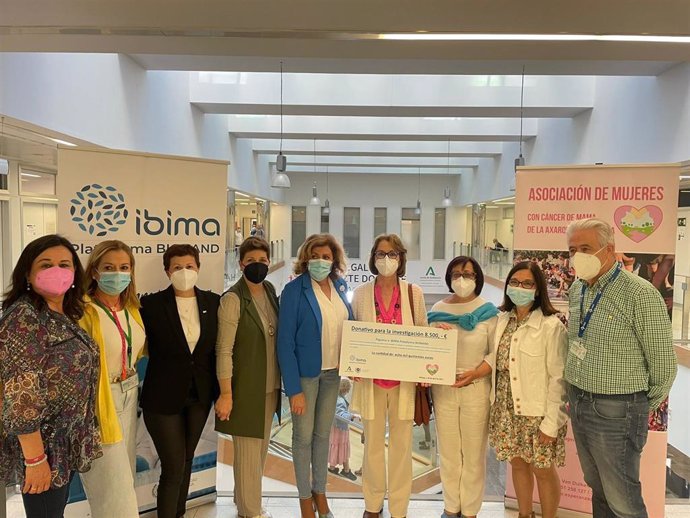 IBIMA Plataforma BIONAND recibe una donación de 8.500 euros por parte de la Asociación Esperanza para la investigación del cáncer de mama metastásico