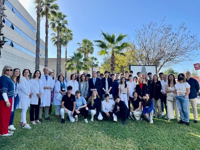 Foto de familia de la celebración del Día del Libro en el Reina Sofía con autoridades, sanitarios y alumnado del IES Zoco.