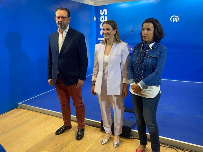 La presidenta del PP de Baleares, Marga Prohens, rodeada de sus candidatos independientes al Parlament, Alejandro Sáenz de San Pedro y Cristina Gil.