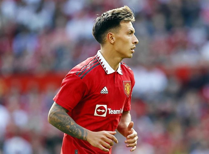 Archivo - El cenral del Manchester United Lisandro Martínez, durnate un partido amistoso de pretemporada.