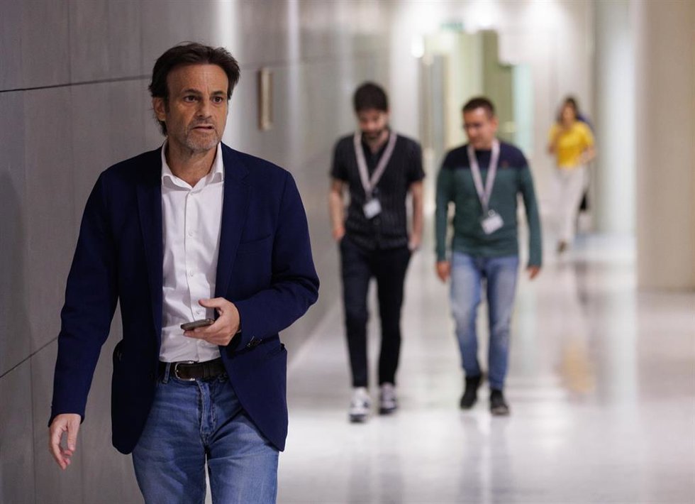 El presidente del grupo parlamentario de Unidas Podemos, Jaume Asens, a su llegada a una rueda de prensa anterior a la reunión de la Junta de Portavoces, en el Congreso de los Diputados, a 18 de abril de 2023, en Madrid (España).