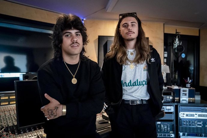 El grupo La Plazuela posa durante una entrevista para Europa Press, en MG Studios, a 13 de abril de 2023, en Madrid (España). 