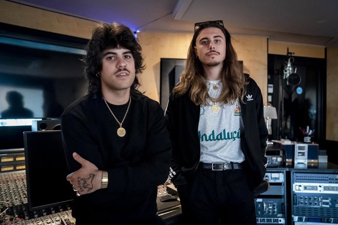 El grupo La Plazuela posa durante una entrevista para Europa Press, en MG Studios, a 13 de abril de 2023, en Madrid (España). La banda lanza su primer LP 'Roneo Funk Club' que consta de diez temas en los que se combina el flamenco, el nu-funk y la músic