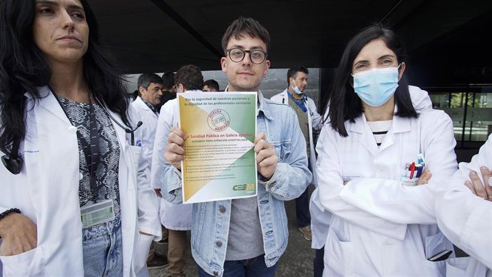 Varias personas protestan durante una huelga de médicos gallegos, en el Hospital Álvaro Cunqueiro, a 11 de abril de 2023, en Vigo, Pontevedra, Galicia (España). Los médicos gallegos están llamados a secundar la huelga indefinida que convoca la Confedera