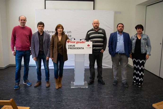El candidato de Geroa Bai a la Alcaldía del Valle de Egüés, Joseba Orduña, en su presentación junto con la candidata de Geroa Bai a la Presidencia del Gobierno foral, Uxue Barkos.
