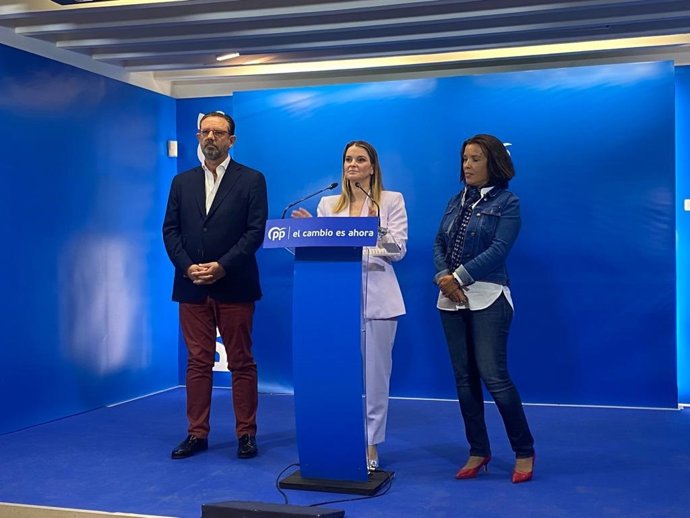 El número dos del PP balear a las elecciones y director de Asima, Alejandro Sáenz de San Pedro, la presidenta del PP balear y candidata al Govern, Marga Prohens, y la número siete de las listas al Parlament, Cristina Gil.