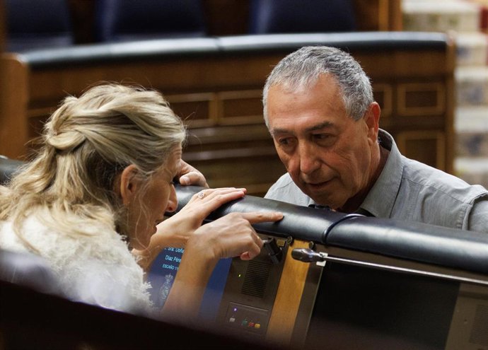 La vicepresidenta segunda y ministra de Trabajo y Economía Social, Yolanda Díaz, y el candidato a la presidencia de la Generalitat por Compromís y diputado en las Cortes, Joan Baldoví.