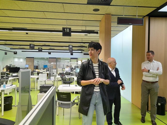 La consejera de Economía y Hacienda del Gobierno de Navarra, Elma Saiz, durante la visita a la oficina de Hacienda ubicada en la calle Esquíroz de Pamplona