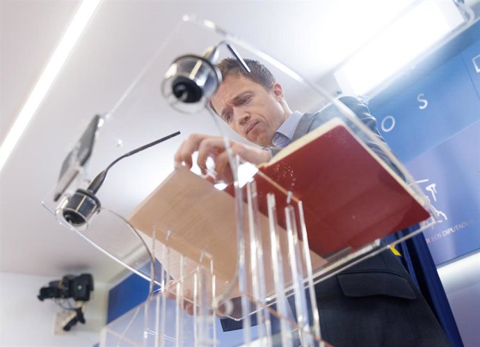 El líder de Más País, Iñigo Errejón, interviene durante una rueda de prensa anterior a la reunión de la Junta de Portavoces, en el Congreso de los Diputados, a 18 de abril de 2023, en Madrid (España).